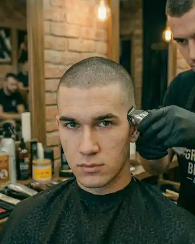 Krupni plan muškog Buzz Cut šišanja u barber shopu Mr. Blade Zagreb