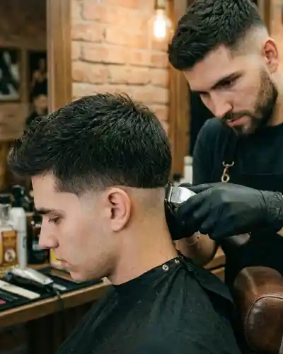 Krupni plan muškog Low Fade šišanja u barber shopu Mr. Blade Zagreb