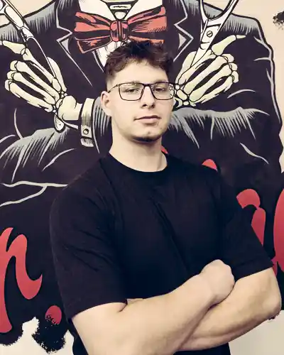 Zaha, barber majstor u Mr. Blade barbershopu