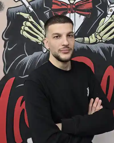 Art, barber majstor u Mr. Blade barbershopu