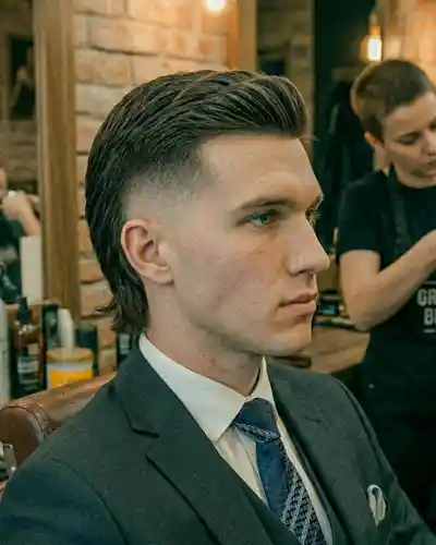 Krupni plan muškog Mullet Fade šišanja u barber shopu Mr. Blade Zagreb